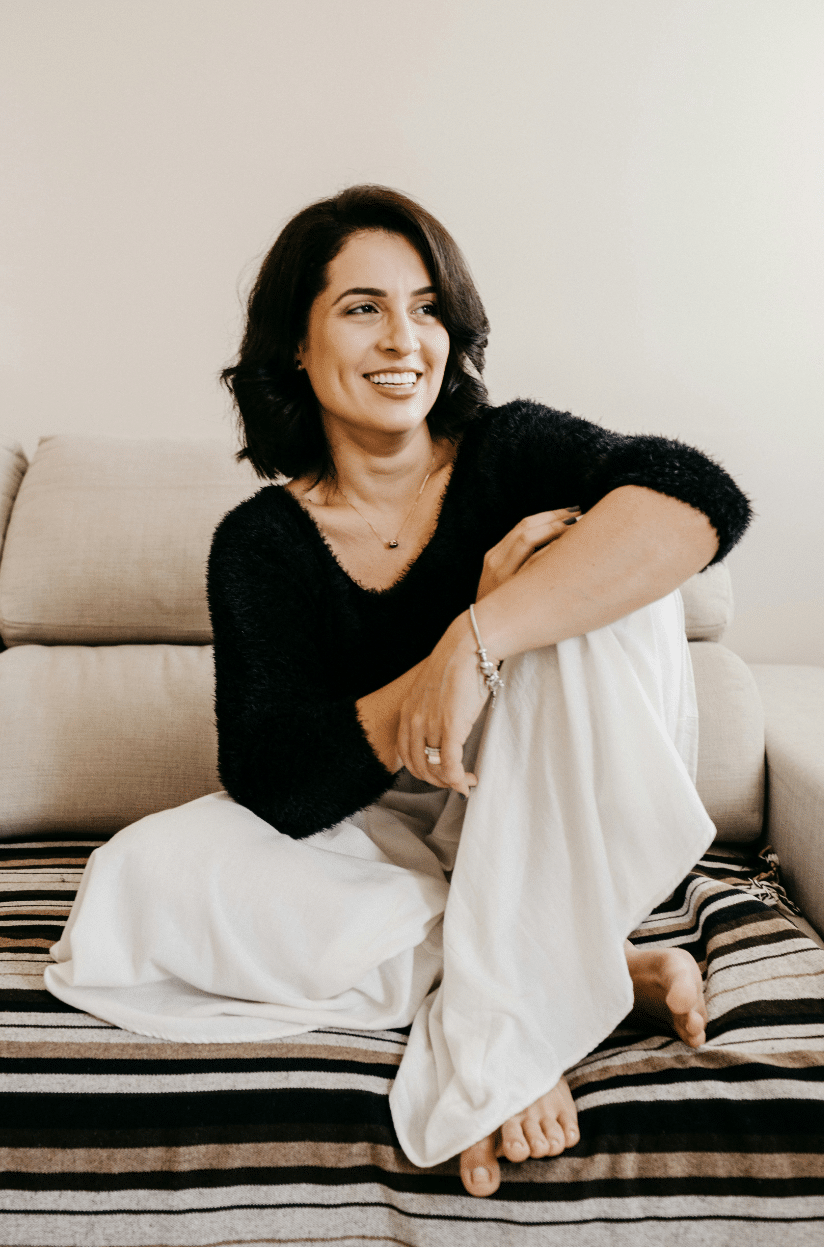 Femme assise, souriante et confiante pour illustrer l'approfondissement PCM