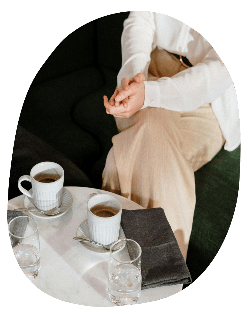 Femme en coaching devant des cafés à Cherbourg