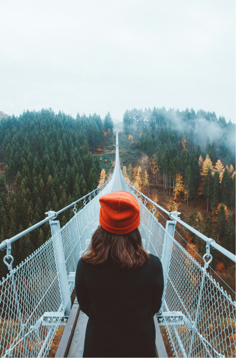 Femme devant un pont 