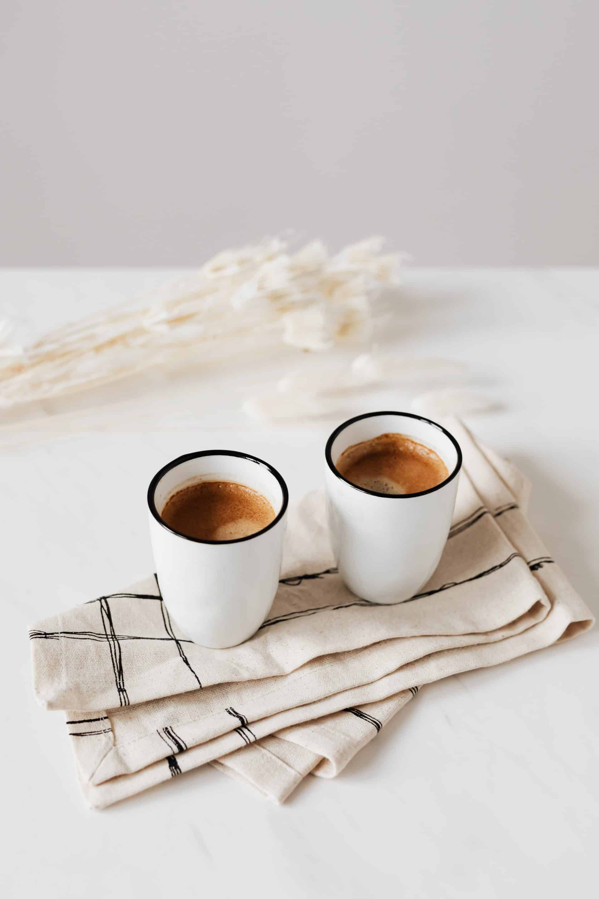 Deux tasses de café sur une serviette à carreaux
